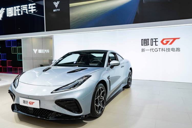 成都132哪吒汽车在智能汽车领域的表现，领途汽车在新能源汽车市场中的影响力